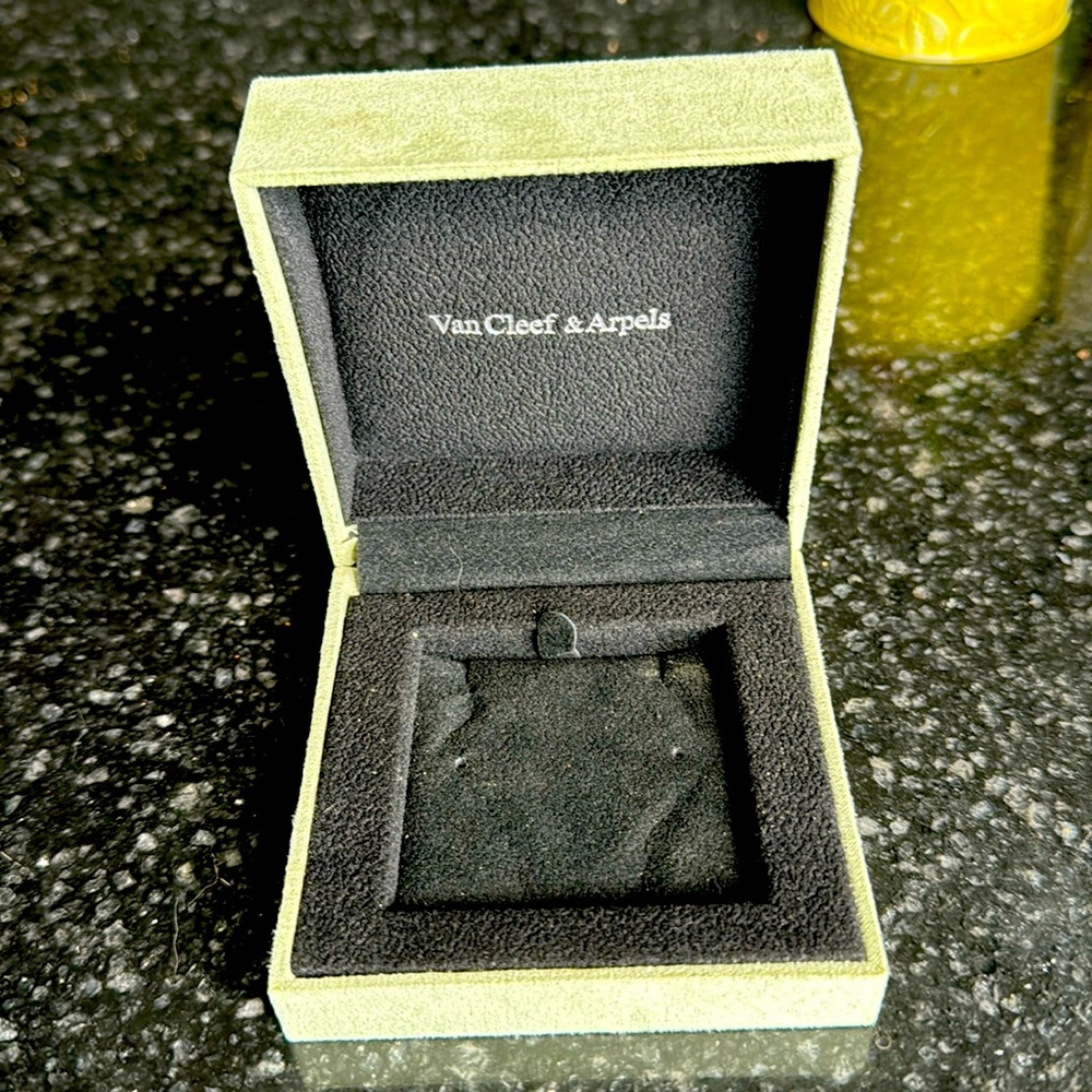 Van cleef & arpels jewelry box